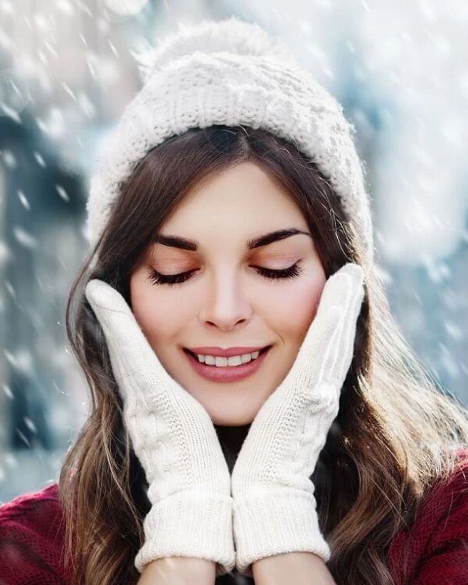 Zima dokáže s pletí pěkně zatočit ❄️ Chlad, vítr i topení ji vysušují a zanechávají mdlou. Jak ji udržet hebkou a zářivou...